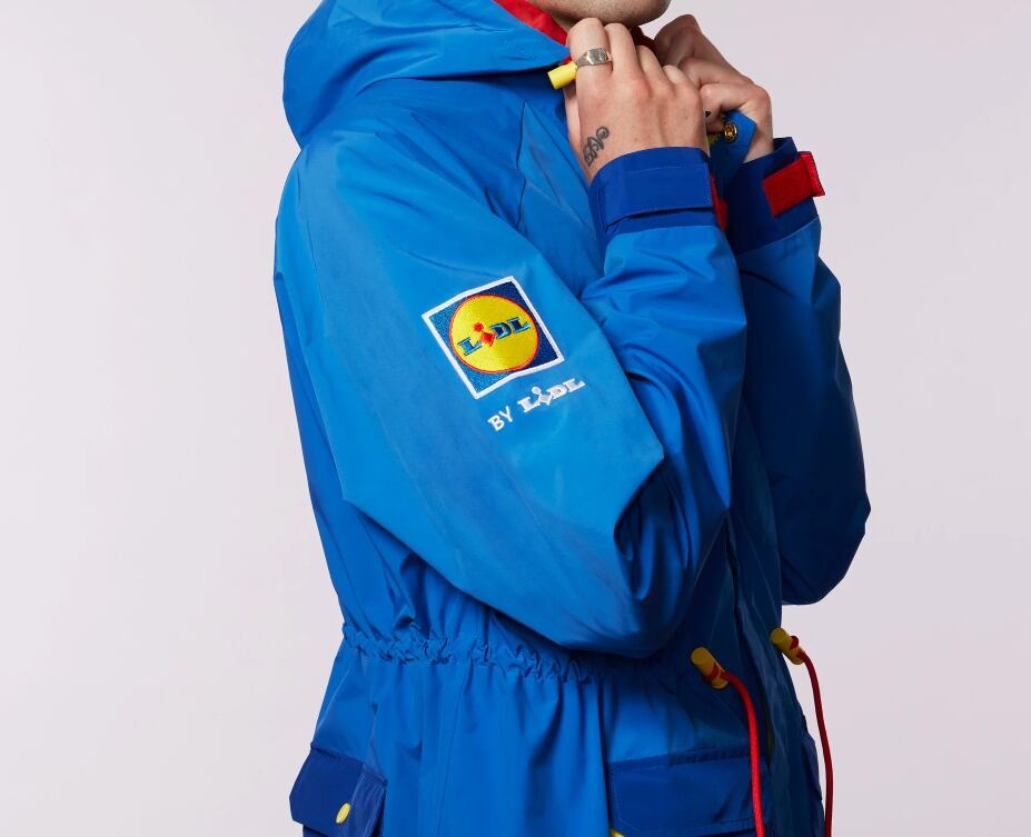 Lidl creó una chaqueta de edición limitada inspirada en la banda además, una placa azul en uno de sus supermercados de Manchester, después de que Liam Gallagher bromeara sobre tocar allí (Foto: lidlbylidl.co.uk)