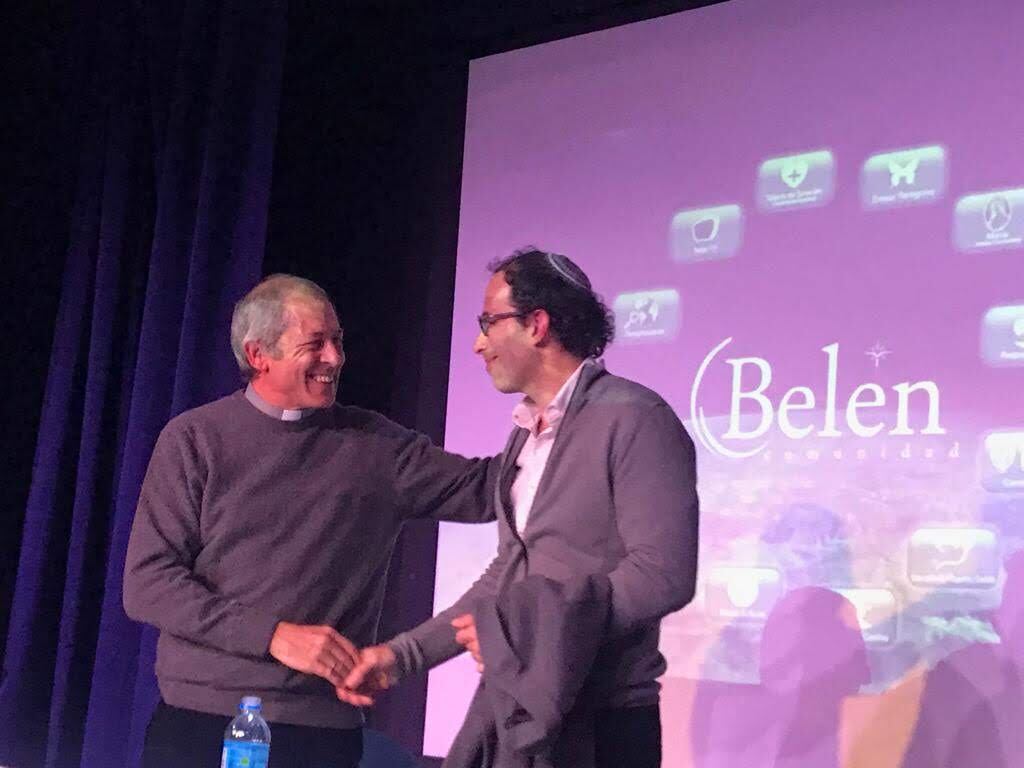 El padre Adrián Santarelli promueve orar en unión con otras religiones