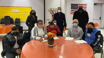 Los empleados consulares brindan apoyo