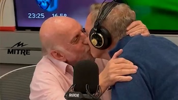 Horacio Pagani cumplió una promesa y le dio un pico a Marcelo Bonelli en su programa de radio