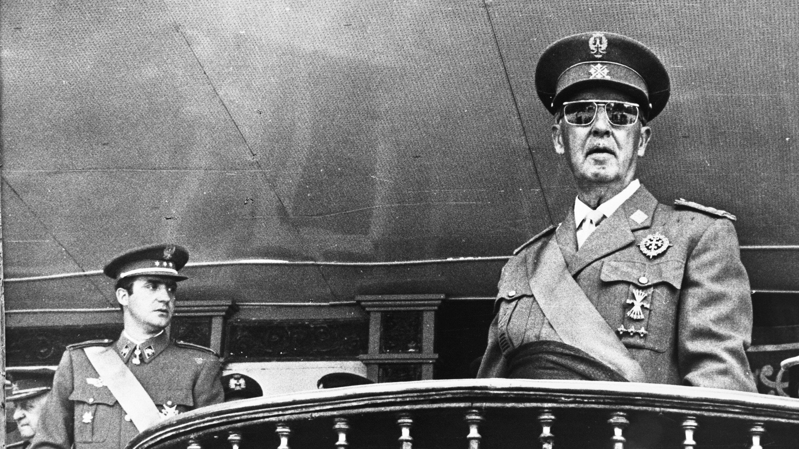 Juan Carlos de Borbón junto con Francisco Franco (Wikimedia Commons)