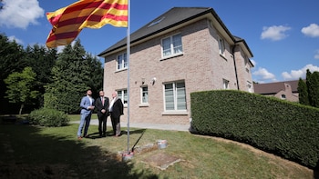 Quién paga la mansión de Puigdemont en Waterloo: 550 metros cuadrados, tres baños y 4.400 euros de alquiler que se financian con “donaciones de amigos”