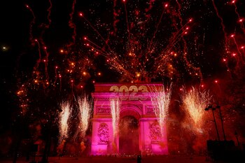 Los Campos Elíseos de París se llenaron con alrededor de un millón de personas, desde jóvenes con ganas de fiesta y champán hasta niños en carritos, para contemplar los fuegos artificiales en la capital francesa. (REUTERS)
