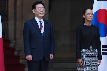 El presidente surcoreano Lee Jae Myung y la presidenta mexicana Claudia Sheinbaum escuchan sus himnos nacionales durante una ceremonia de bienvenida en el Palacio Nacional de la Ciudad de México, el jueves 24 de septiembre de 2026. (AP Foto/Eduardo Verdugo)