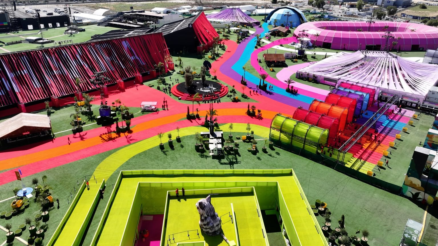 La propuesta visual y cultural de Macondo Park acompaña la residencia de Shakira en Madrid y sirve como vitrina para promocionar la diversidad de Colombia ante viajeros de España y otros países europeos, invitándolos a descubrir sus destinos y experiencias - crédito LiveNation/MinCIT