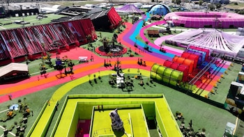 La propuesta visual y cultural de Macondo Park acompaña la residencia de Shakira en Madrid y sirve como vitrina para promocionar la diversidad de Colombia ante viajeros de España y otros países europeos, invitándolos a descubrir sus destinos y experiencias - crédito LiveNation/MinCIT