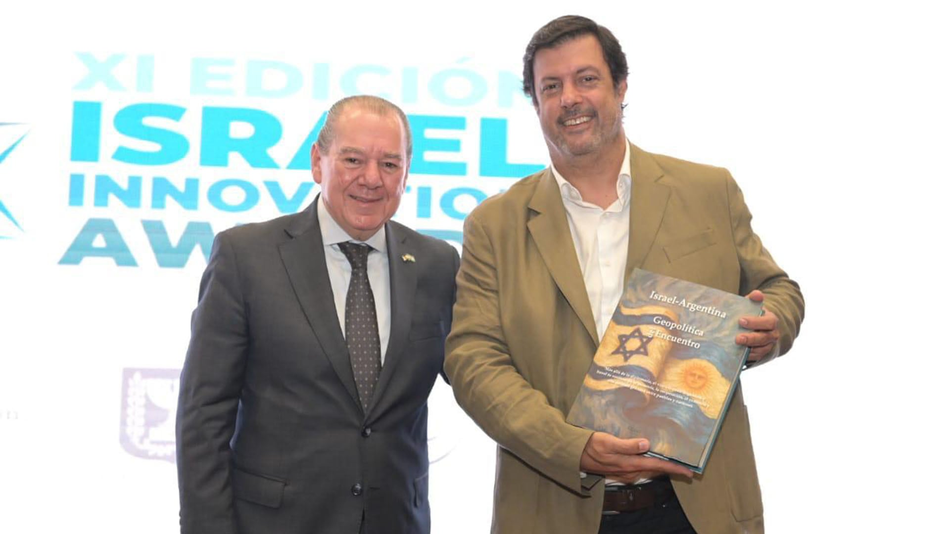 Mario Montoto recibe la Distinción Argentino-Israelí en Innovación durante la undécima edición de los Israel Innovation Awards, sosteniendo su libro