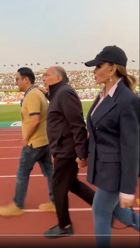 A pesar de los desmentidos, ambos fueron captados paseando juntos y tomados de la mano. (Foto: @TUDN, X)