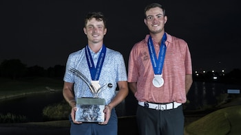 Patrick Sparks (derecha) acompañando al