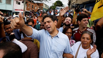 Dirigentes opositores aprovechan la amnistía decretada por el chavismo para regresar a Venezuela