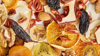 Ni ciruelas ni arándanos: esta es la mejor fruta deshidratada para la salud intestinal