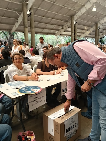 Roy Barreras ejerciendo su voto en Cali el 31 de marzo de 2026 - crédito Prensa Roy Barreras