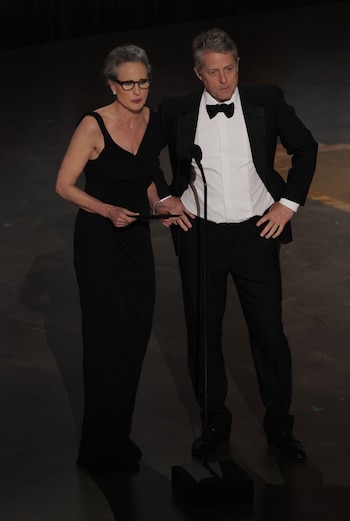 Hugh Grant y Andie MacDowell