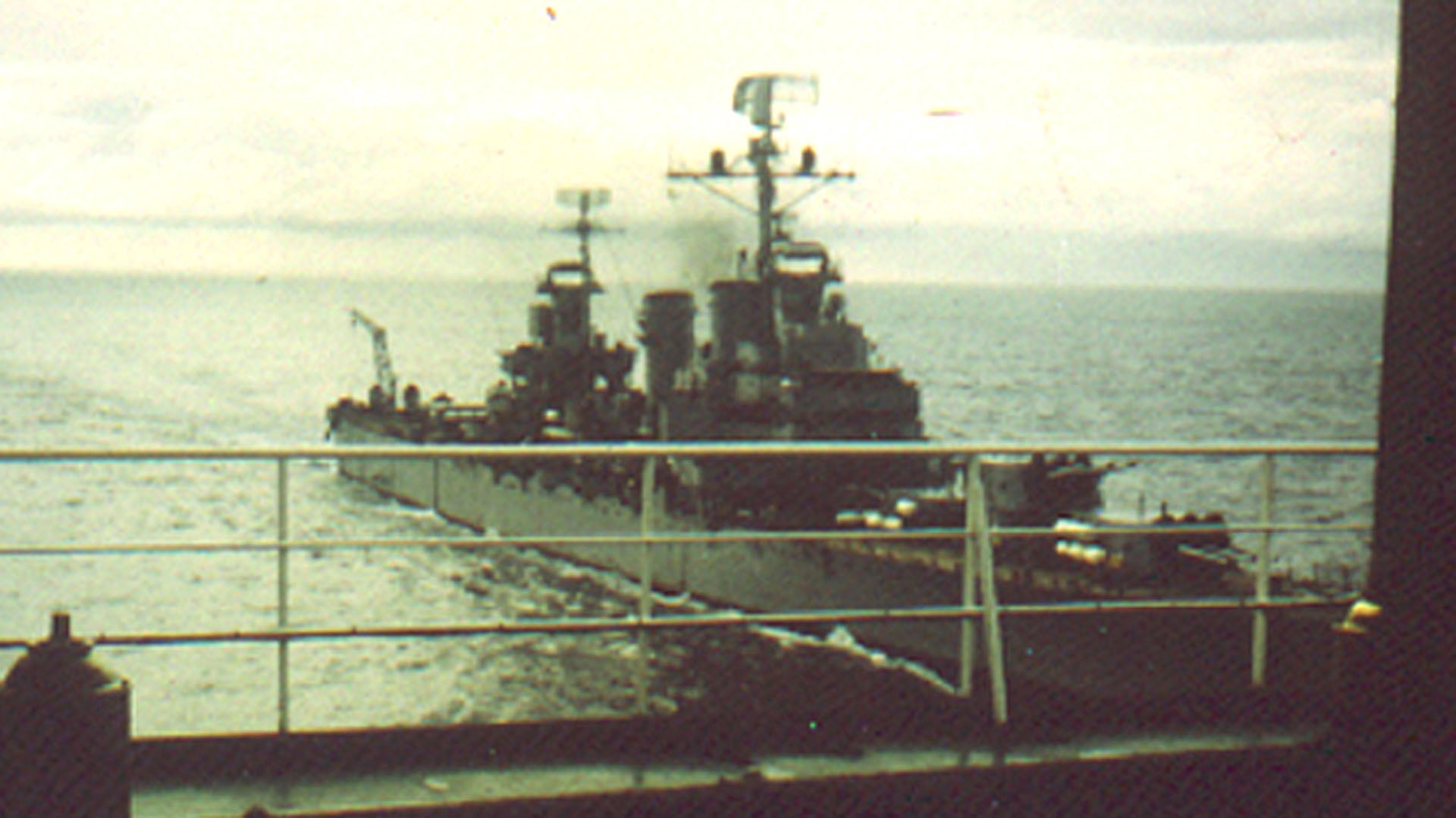La última foto del crucero General Belgrano navegando, antes de recibir el ataque fatal