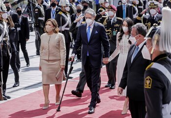 Asistido por un bastón, Guillermo