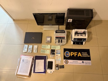 Las maquinas para contar dinero incautadas por los agentes de la PFA