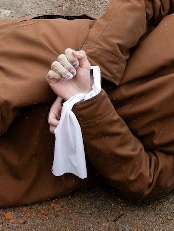 Las manos atadas de una de las víctimas de la invasión rusa en Bucha (REUTERS/Mikhail Palinchak)