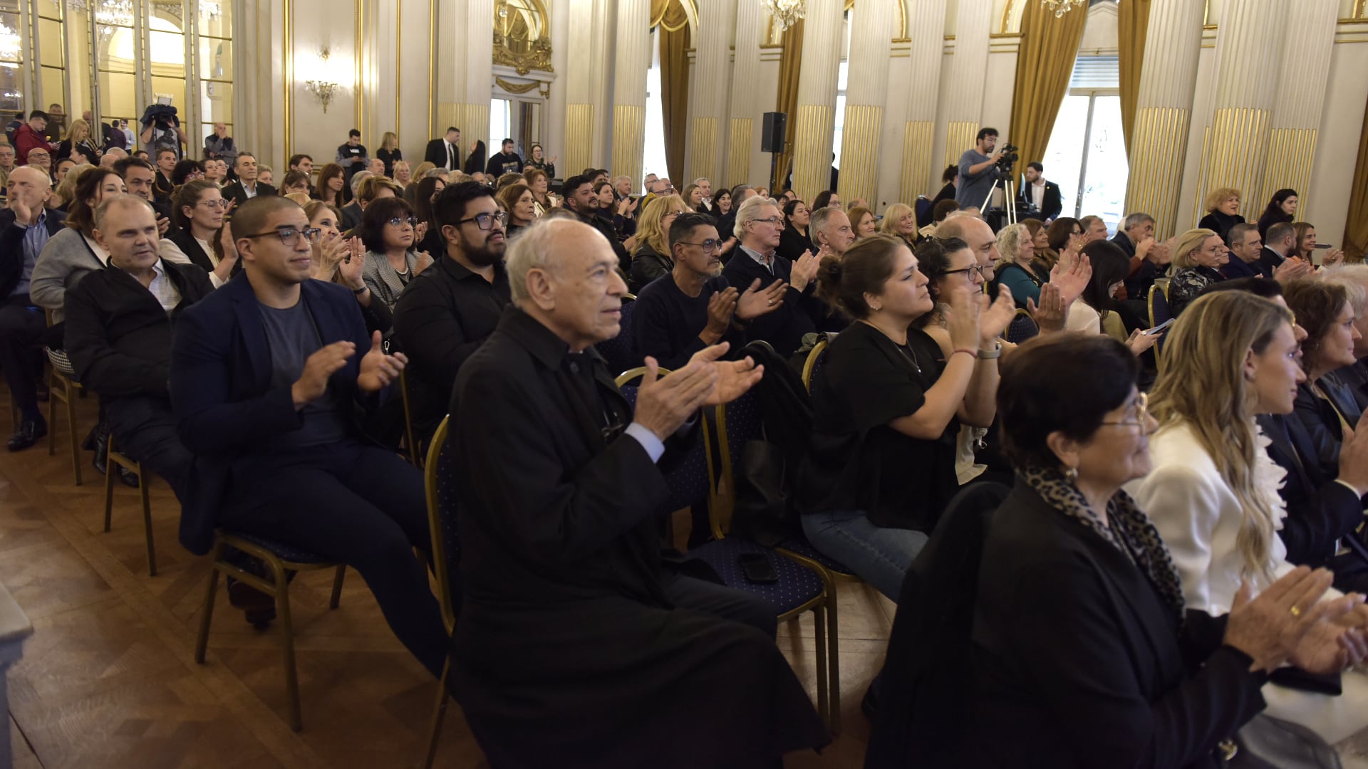 Familiares, amigos y referentes de los medios fueron parte del acto que distinguió a Liliana Parodi