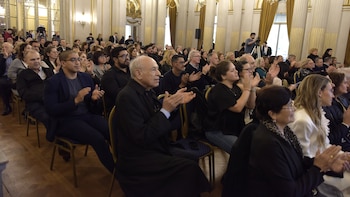 Familiares, amigos y referentes de los medios fueron parte del acto que distinguió a Liliana Parodi