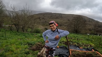 Se fue de Madrid con 27 años para instalarse en un pueblo de 9 vecinos y ahora rehabilita sola una vivienda centenaria en busca de la autosuficiencia (@hilux_aventura)