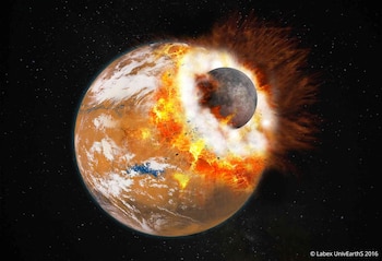 Un planeta anaranjado recibe el impacto de un cuerpo rocoso gris, provocando explosiones de fuego y escombros en el espacio