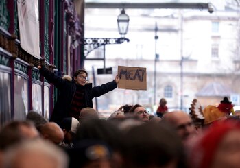 Los asistentes se congregan en