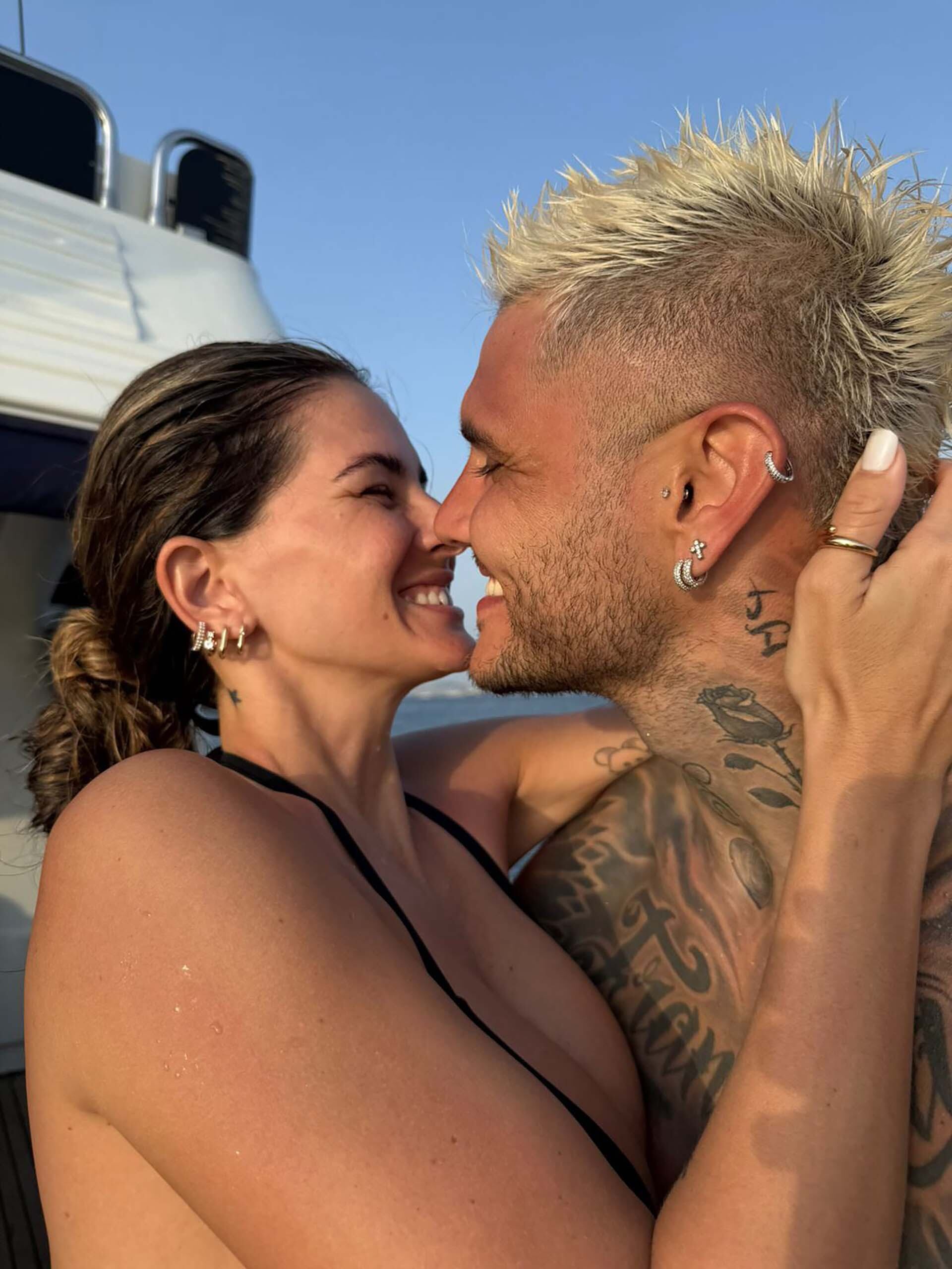 Pese a las adversidades, la pareja se mostró más enamorada que nunca