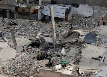 Palestinos se sientan entre los