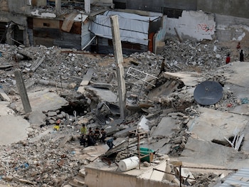 Palestinos se sientan entre los