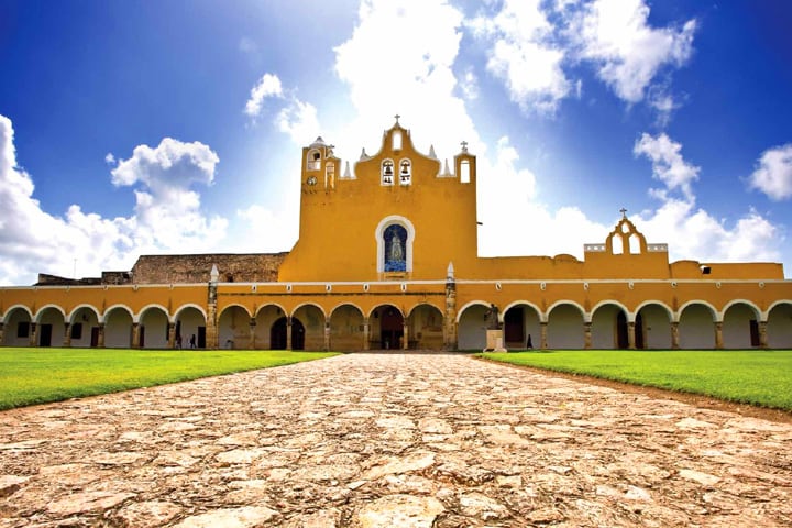 La Feria Yucatán Xmatkuil es el evento ferial más grande de la península de Yucatán. Nació en 1974 como una exhibición ganadera en los terrenos de una antigua hacienda henequenera al sur de Mérida. Izamal, en México (Ayuntamiento Yucatán).