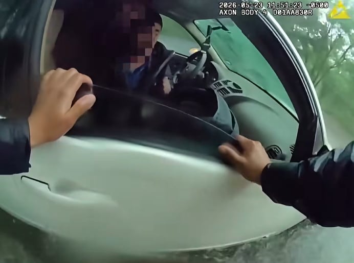 Los registros audiovisuales y los relatos de los agentes revelan la tensión y el esfuerzo desplegado para sacar a todos los pasajeros del auto atrapado (City of Beeville Police Department)