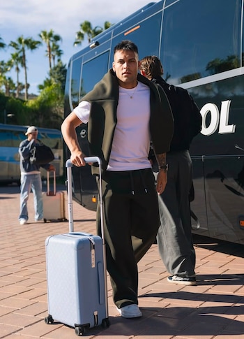 Lautaro Martínez demuestra versatilidad al alternar entre atuendos deportivos y formales, manteniendo una imagen pulida y contemporánea