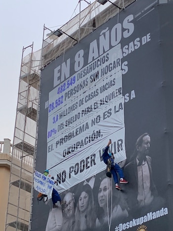 El sindicato de inquilinos ha colocado una nueva lona sobre la de Desokupa. Redes Sociales.
