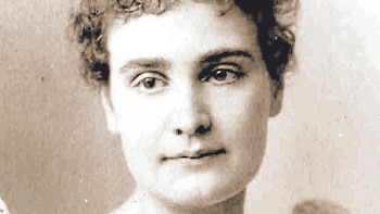 La maestra que logró comunicarse con una niña sorda y ciega y la convirtió en una de las mujeres más influyentes del siglo XX