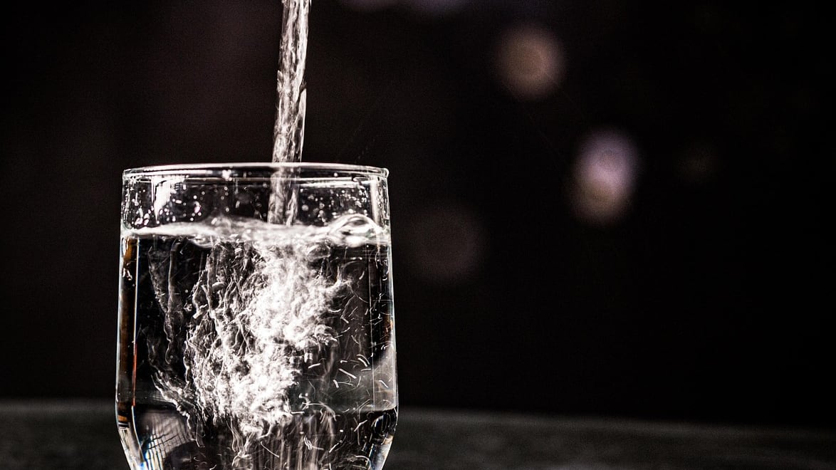 La viralización del hábito de beber agua caliente en redes sociales no cuenta con respaldo científico sólido para promesas como desintoxicación o pérdida de peso (Pixabay)