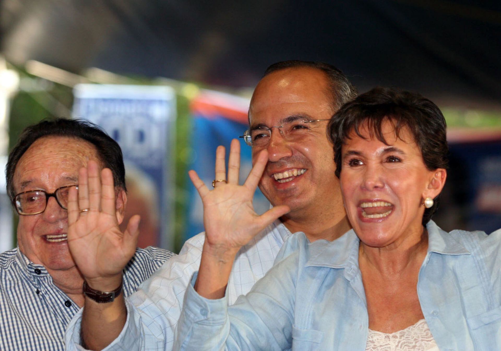 MEXICO D.F. 13JUNIO2006.-Los actores Roberto Gomez Bolaños ¨Chespirito¨ y Florinda Meza acompañaron a Felipe Calderón Hinojosa, candidato presidencial del PAN durante un evento proselitista en el parque de los venados. El actor comico le brindo su apoyo al abanderado panista.FOTO: Alfredo Guerrero/CUARTOSCURO.COM