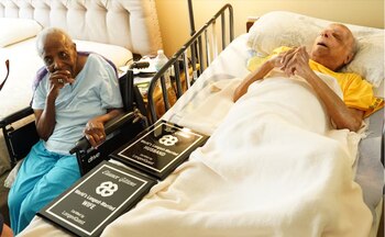 Eleanor y Lyle Gittens, la pareja con el matrimonio más largo del mundo, en Miami en noviembre de 2025 (Youtube de LongeviQuest)