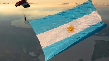 El paracaidista que cumple el sueño de hacer volar la bandera más grande de América sobre el cielo de Rosario
