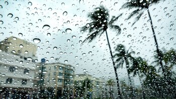 Vigilan una posible depresión tropical