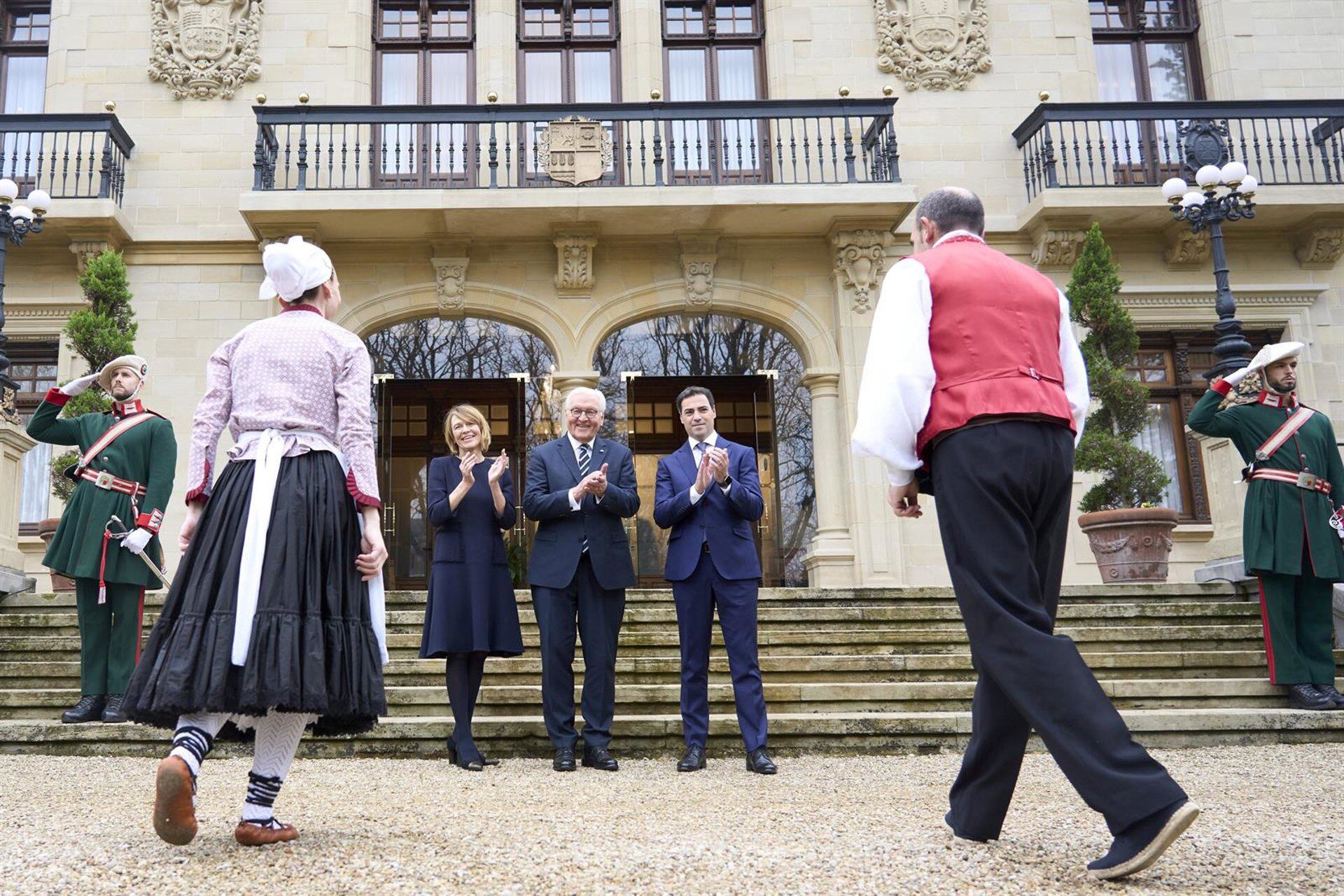 Steinmeier, recibido por Pradales en Vitoria antes de acudir a Guernica para pedir perdón por el bombardeo nazi de 1937