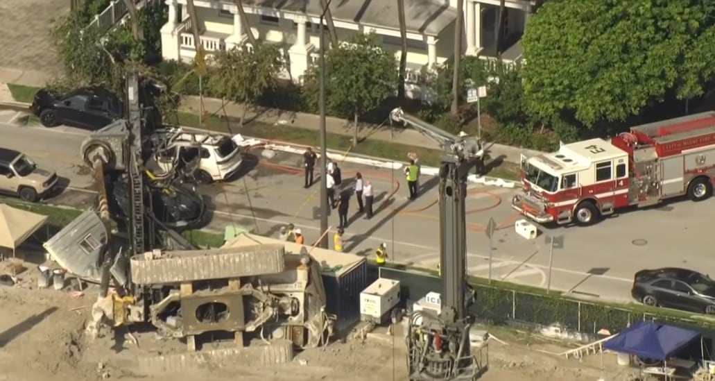 Un Conex box estándar de obra ofrece escasa protección ante una carga de este tipo; en este caso, el metal cedió por completo ante el impacto (NBC6 South Florida)