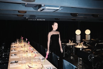 Camila Romano, diseñadora de la colección cápsula, reafirma su identidad creativa a través de la confección artesanal y la elección de materiales únicos