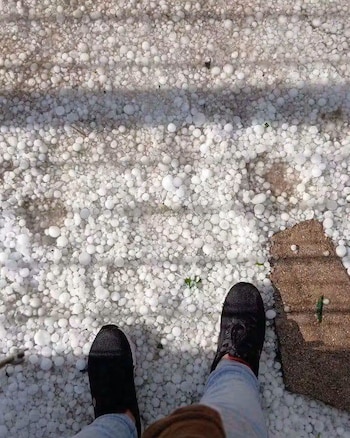 Vecinos registraron la magnitud de las piedras durante la tormenta del sábado (Facebook: Naschel Noticias)