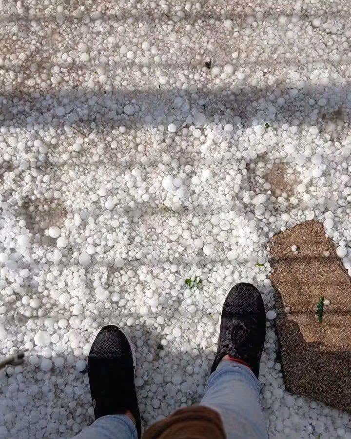 Vecinos registraron la magnitud de las piedras durante la tormenta del sábado (Facebook: Naschel Noticias)