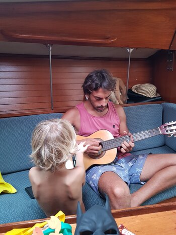 En el salón del barco