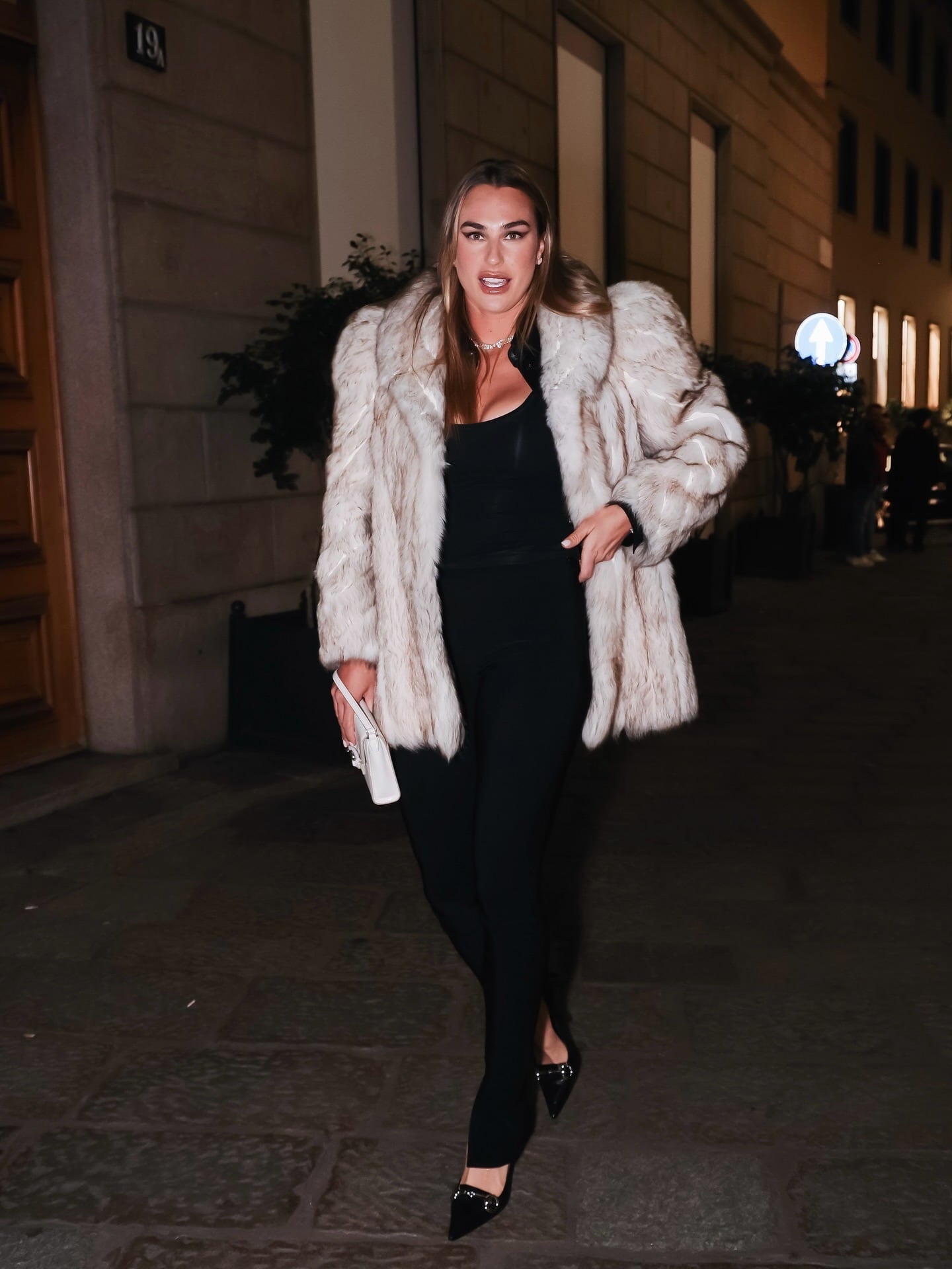 Aryna Sabalenka fue vista luciendo un elegante abrigo de piel y atuendo oscuro mientras caminaba por las calles de la ciudad durante la noche (@arynasabalenka)