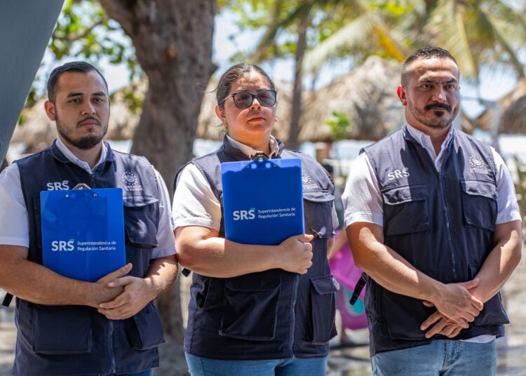 Las autoridades brindan asesoría directa a encargados de establecimientos para corregir irregularidades detectadas durante las inspecciones. (Foto: Diario El Salvador)