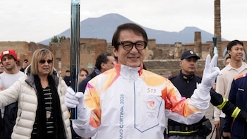 Jackie Chan porta la antorcha