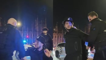 Agentes de la Policía Metropolitana de Londres escoltando a los detenidos tras el incidente con el arma de juguete