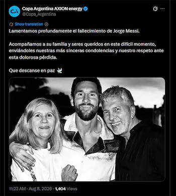 Captura de tuit de Copa Argentina lamentando fallecimiento de Jorge Messi. Foto en blanco y negro de Jorge Messi, Lionel Messi y Celia María Cuccittini